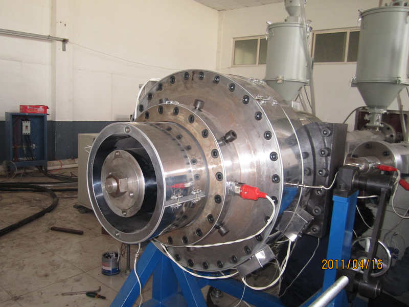 Characteristics of steel-plastic pipe production line
