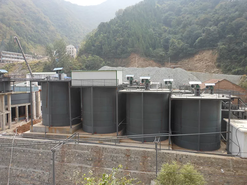 What is the difference between a leaching agitator and a conventional mixing tank in mineral processing