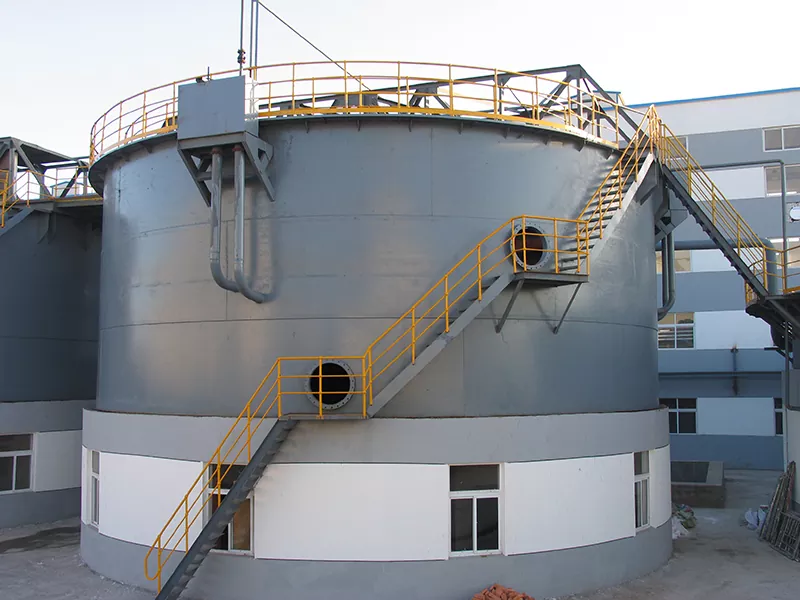 What factors influence the optimal lifting speed in an automatic lifting central drive thickener