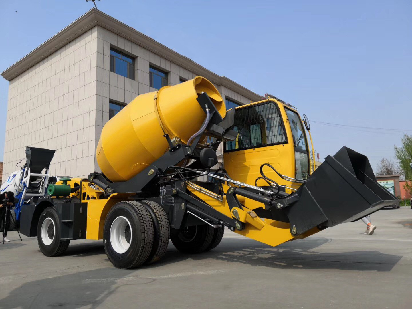Concrete Mixer Truck Components Hydraulic Operating Mobile Concrete Mixer Cement Mixer Automatic Feeding3 Cbm to 4 Cbm with High Efficiency