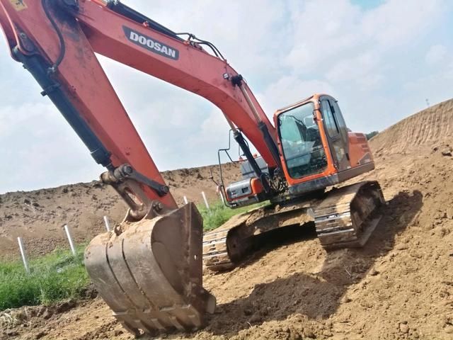 Low Price Original Working Time 4600 Hours Good Condition Used Doosan 220-7 Excavator in Stock for Africa
