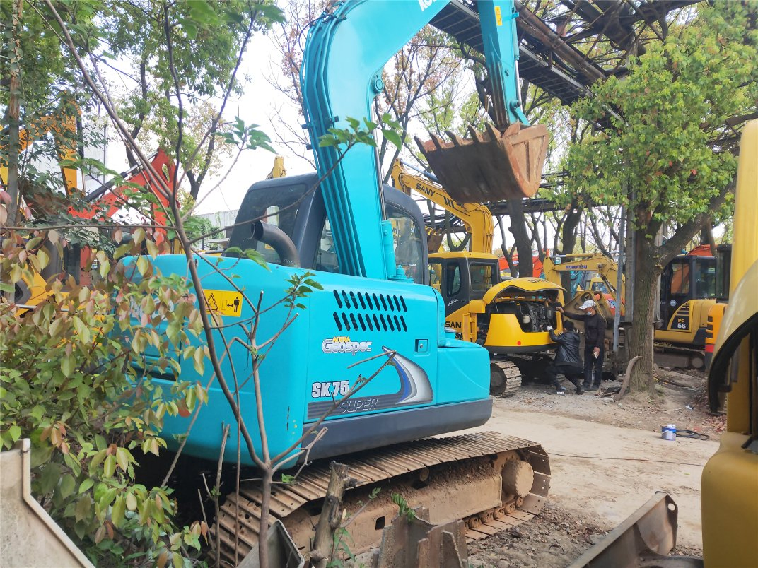Used Kobelco Crawle Excavator Sk75 Made in Japan, Secondhand 7.5 Construction Hydraulic Track Digger Kobelco Sk75-8 on Promotion