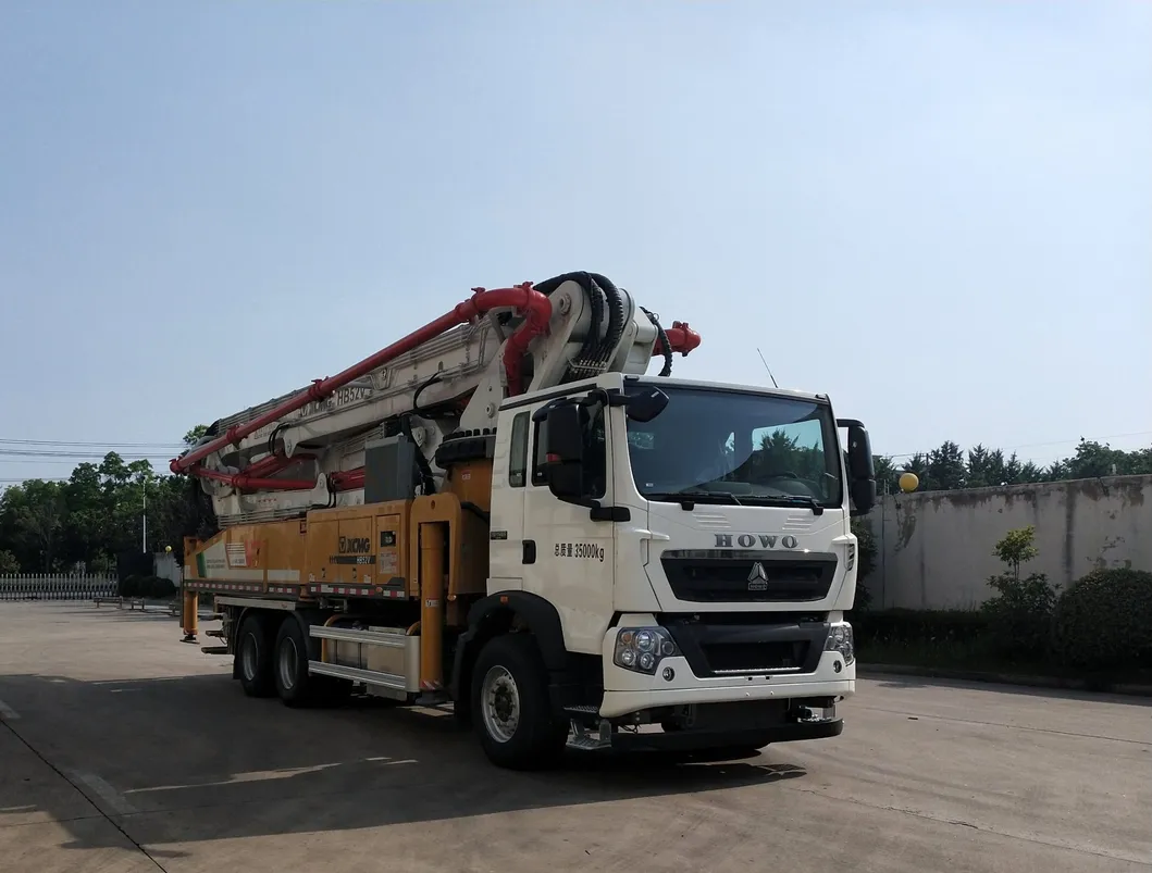 XCMG 52m Concrete Pump Truck Hb52V with HOWO Chassis Price